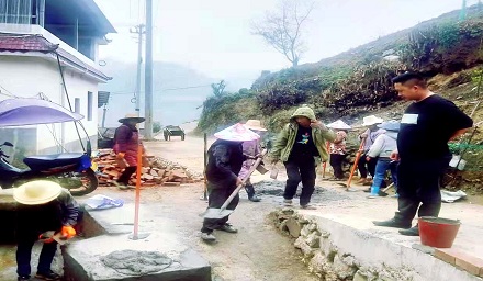 习谦村代表小组带领群众修复村组路.jpg